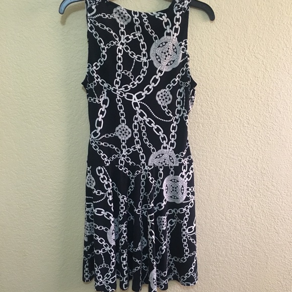 Cute black and white chain dress - Picture 6 of 6